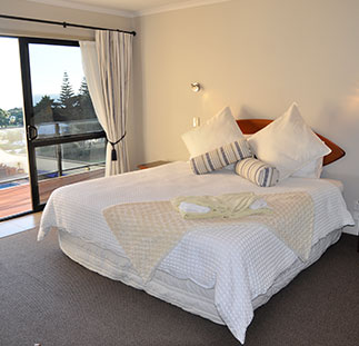 Accommodation-Baylys-Beach-Sunset-View-Lodge-top-floor-suites